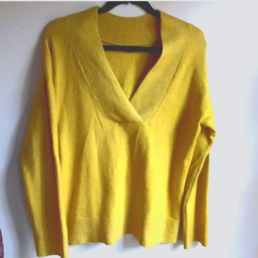 Yellow Banana Republic V-Neck Women's Sweater